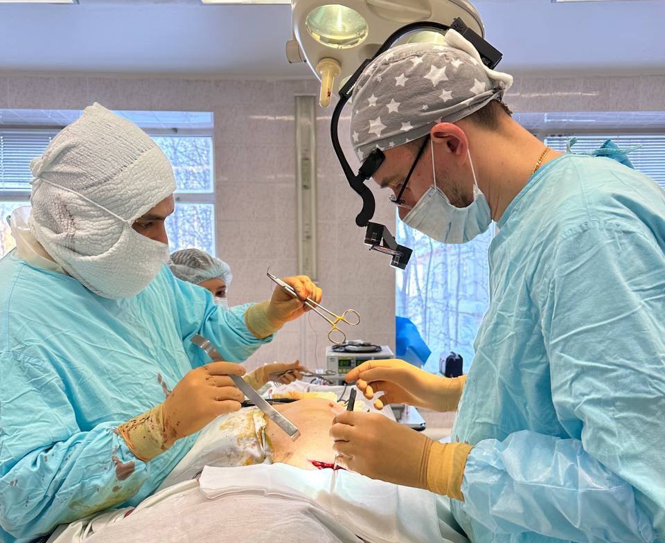 Впервые в окружной больнице Нижневартовска выполнили экстраанатомическое подмышечно-бедренное шунтирование