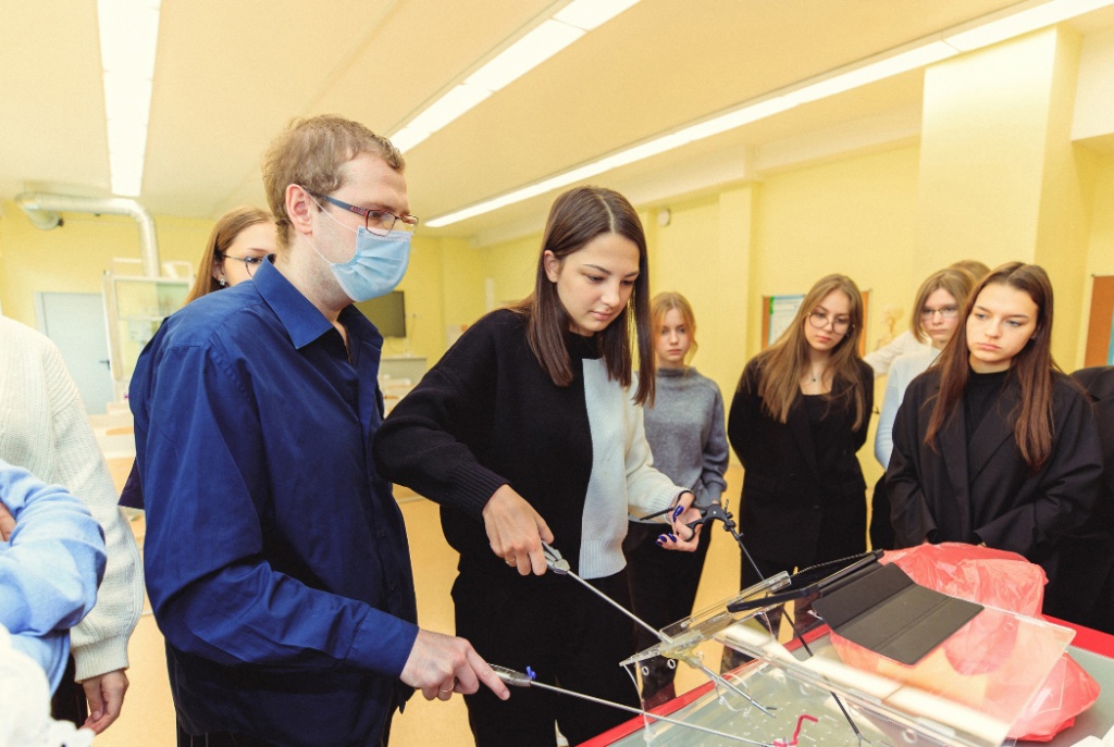 Врачи окружной больницы Нижневартовска рассказали о своей профессии школьникам