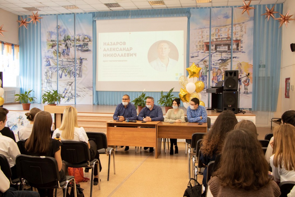 Врачи окружной больницы Нижневартовска провели профориентационную встречу с учениками Гимназии