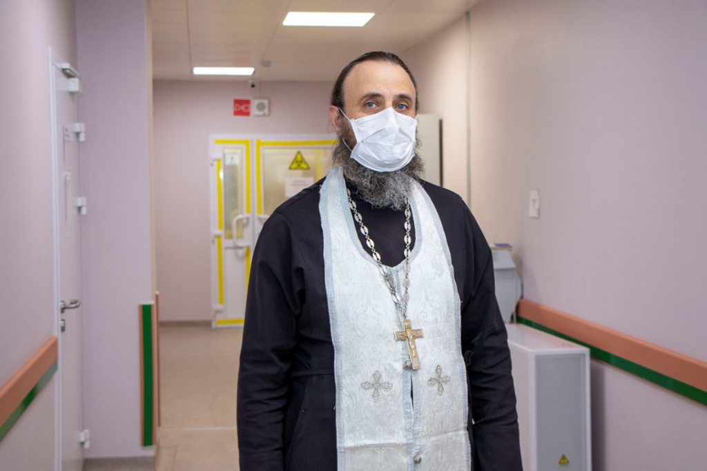 Священнослужитель впервые посетил «красную зону» госпиталя окружной больницы Нижневартовска