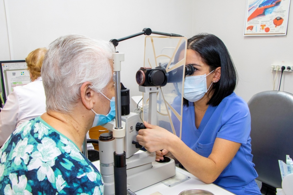 Врачи-офтальмологи окружной больницы вернули зрение женщине, которая шесть лет жила практически слепой